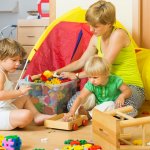 Výchova dieťaťa k upratovaniu: Tipy, ako ho naučiť poriadku