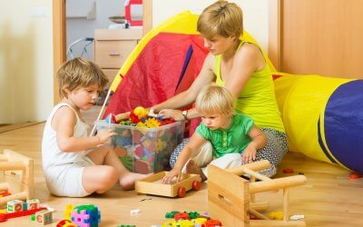 Výchova dieťaťa k upratovaniu: Tipy, ako ho naučiť poriadku
