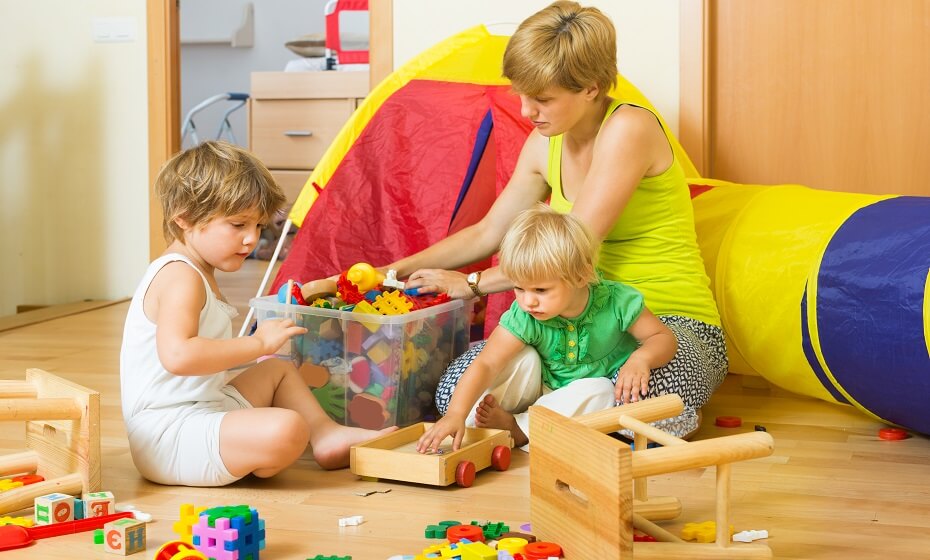 Výchova dieťaťa k upratovaniu: Tipy, ako ho naučiť poriadku