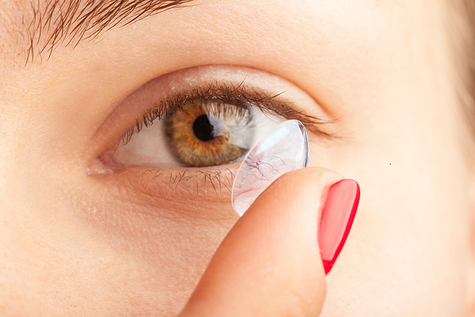 kontaktné šošovky a prasknutá žilka v oku