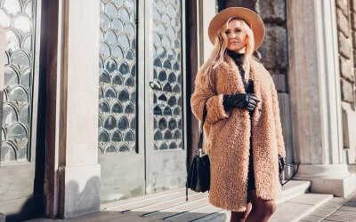 Huňatý teddy kabát v štýlových outfitoch: Vyberieš si biely, čierny či ružový?