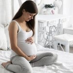 Masáž hrádze v tehotenstve: Kedy začať a je naozaj prevenciou proti nástrihu?