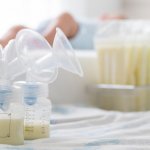 Vieš, ako skladovať materské mlieko v chladničke a mrazničke? Tu je správny postup chladenia, zmrazovania, rozmrazovania a ohrievania