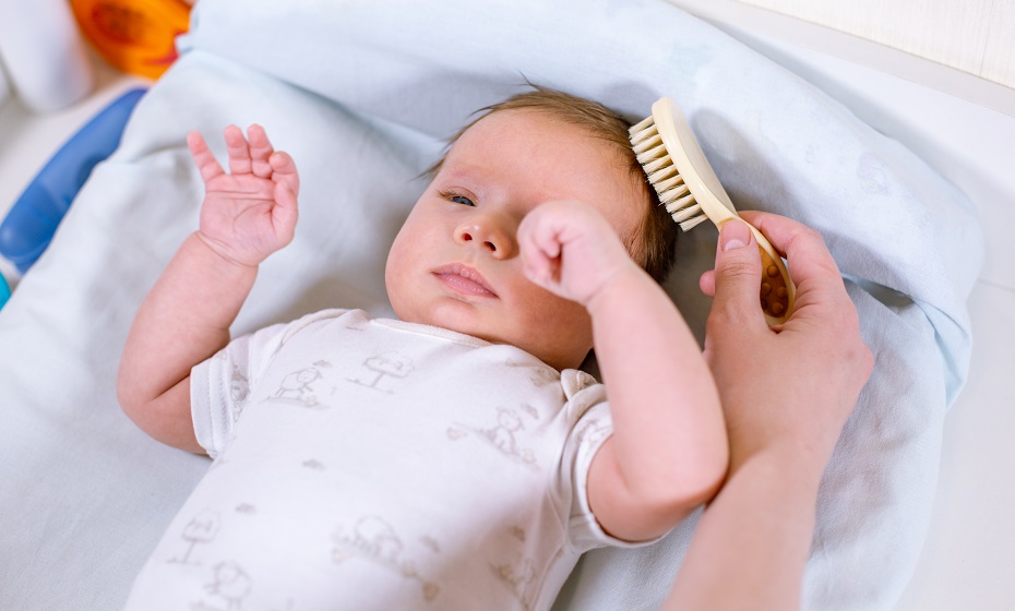 Keď sa objaví mliečna chrasta u bábätka či dospelého, nepanikár: O šupinky vo vlasoch alebo na obočí sa postará toto