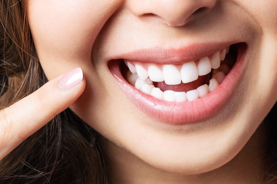 snár zuby zdravé biele silné krásne