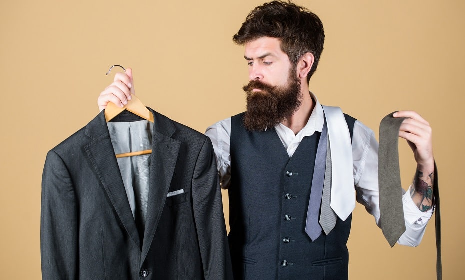 ako sa vhodne obliecť na pohovor muž si vyberá sako a kravatu