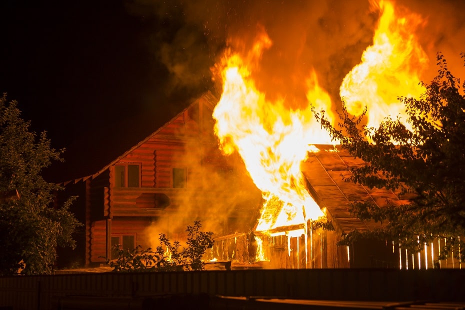 snár požiar domu a lesa horiaci dom