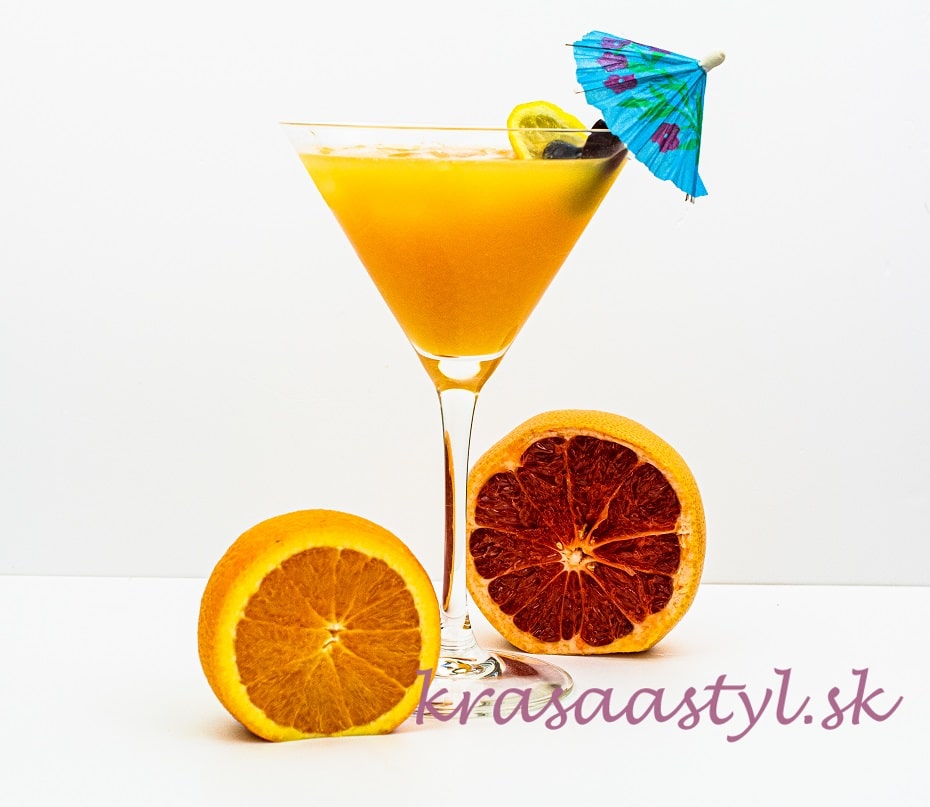 alkoholický drink s vodkou a pomarančovým džúsom