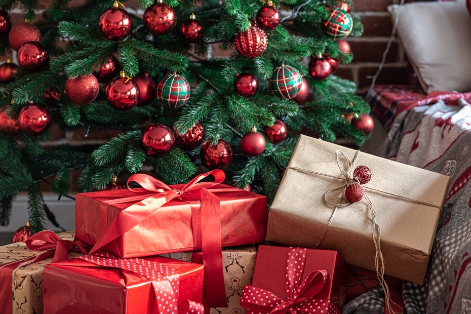 vianoce v sne darčeky pod stromčekom snár
