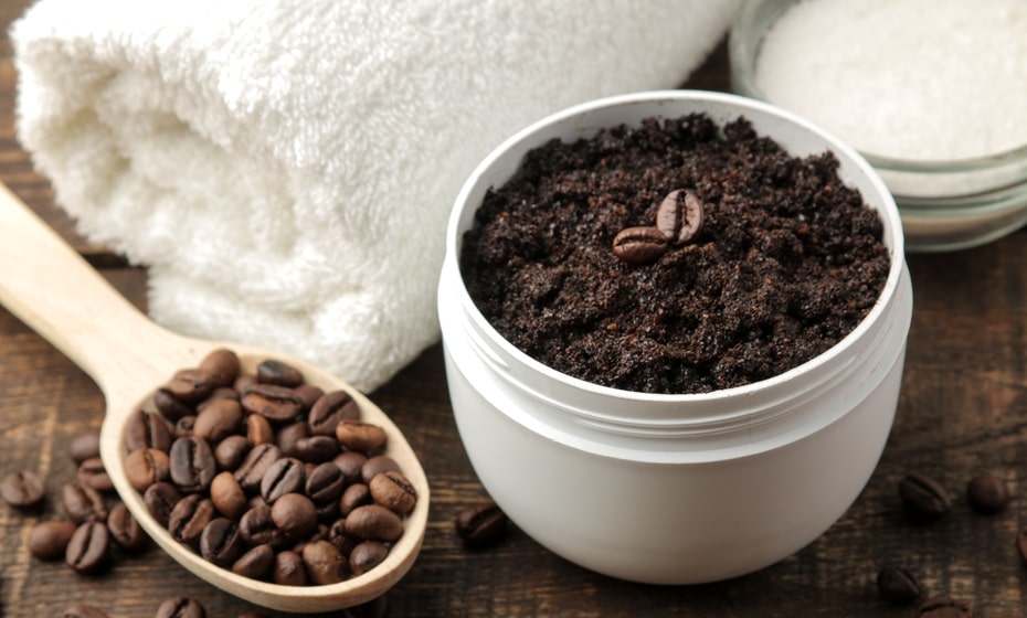 Ako si vyrobiť kávový peeling? Recept na telo aj vlasy