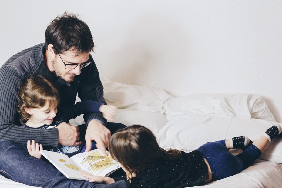 otec si číta s deťmi detskú knižku