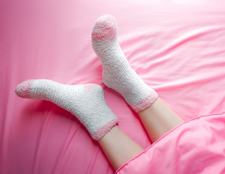 aké výhody má spánok s ponožkami