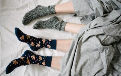 Spanie s ponožkami je lepšie ako teplé mlieko pred spánkom! Prekvapivé výhody a čo to prezrádza o osobnosti